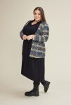 Plussize outfit med sort kjole og mønstret cardigan komplementeret af sorte støvler, egnet til både arbejde og fritid.