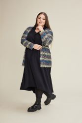 Moderigtig plussize ensemble med sort kjole og mønstret cardigan, perfekt til både hverdag og kontoret.