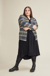Plussize jakke i multifarvet tweed og sort kjole kombineret med sorte støvler og strømpebukser.