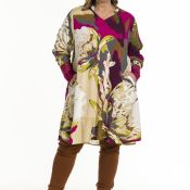 Gozzip tunika med farverigt abstrakt mønster, matchet med brune bukser og sorte ankelstøvler, perfekt til plussize mode.