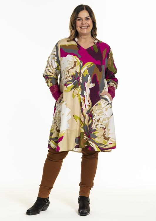 Gozzip tunika med farverigt abstrakt mønster, matchet med brune bukser og sorte ankelstøvler, perfekt til plussize mode.