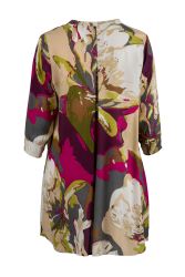 Plussize kimono med farverigt abstrakt mønster og trekvartærmer, velegnet til både hverdag og fest.