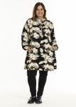 Plussize Gozzip Tunika med bladeprint, langærmet, høj hals og A-formet snit, kombineret med sorte bukser og sko.