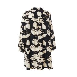 Sort og hvid blomsterprint plussize skjortebluse med trekvartærmer og løs pasform, velegnet til hverdag og arbejde.