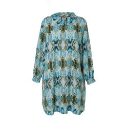 Plussize tunika med etnisk print i blå og beige nuancer, løstsiddende med trekvartærmer.