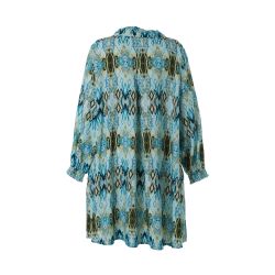 Blå og beige mønstret plussize tunika isoleret på hvid baggrund, moderne design, let materiale.