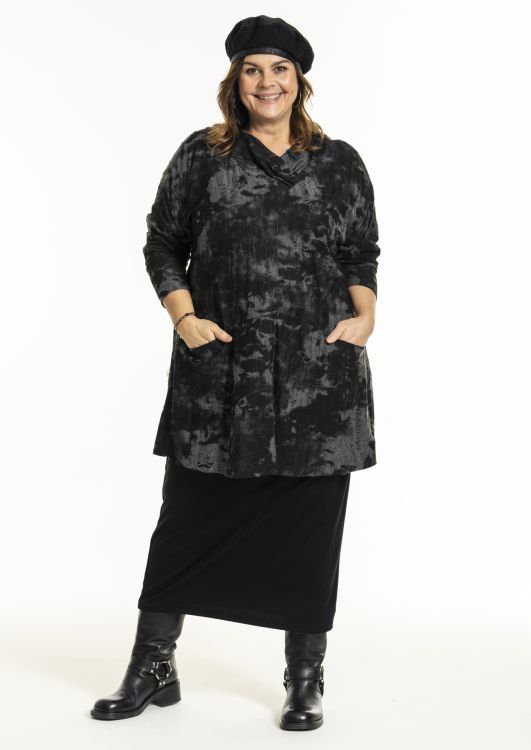 Elegant plussize outfit fra Gozzip med tunika i sort mønster og nederdel, suppleret med støvler og baret - ideel til hverdag eller kontor.