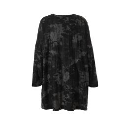 Sort, plussize velourkjole med lange ærmer og løs pasform, perfekt til både hverdag og særlige anledninger.