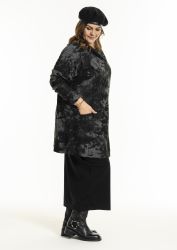 Sort og grå mønstret tunic ovenpå en sort nederdel med sorte ankelstøvler og matchende baret, ideel til plussize efterårs- og vintermode.