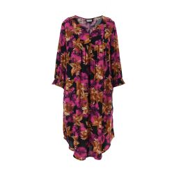 Plussize kjole med blomsterprint i farverne pink og brun, løstsiddende snit og halvlange ærmer, perfekt til forår og sommer.