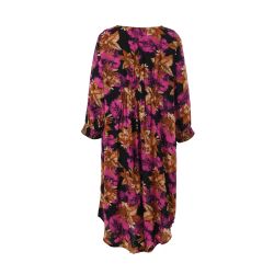 Farverig plussize kjole med blomsterprint og kimonoærmer.