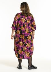 Blomstret plussize kjole med lommer og trekvarte ærmer, perfekt til forårs- og sommergarderoben.