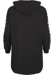Sort plussize hættetrøje med logo på ærmet, tilgængelig i størrelser 42-56, moderne og komfortabelt design.