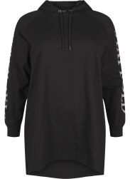 Sort plussize hættetrøje med logo langs ærmet, høj krave og frontlomme designet til komfort og stil.