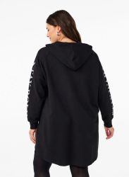 Sort plussize hættetrøje med logo på ærmet set bagfra, perfekt til afslappet hverdagsbrug, størrelse 42-56.