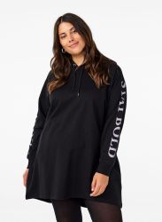 Sort plussize hættetrøje fra Zizzi med logotryk på ærmet, præsenteret stående med neutrale sorte strømpebukser.