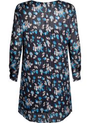 Langærmet plussize bluse med blomstermønster i sort og blå nuancer, perfekt til hverdagsbrug og kontoret.
