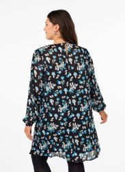 Plussize blomstret tunika i sort med blå og hvid mønster, lange ærmer og faldende kant, vist bagfra.