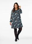 Mønstret plussize kjole fra Zizzi i størrelser 42-56, med blomsterprint, lange ærmer og skaterstil design, perfekt til efterårssæsonen.