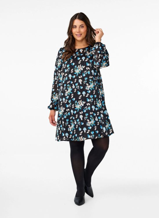 Mønstret plussize kjole fra Zizzi i størrelser 42-56, med blomsterprint, lange ærmer og skaterstil design, perfekt til efterårssæsonen.