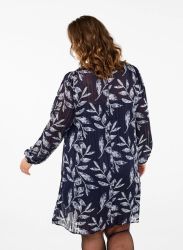 Mønstret plussize kjole med bladeprint, lange ærmer og afslappende pasform, perfekt til smart hverdagsbrug.