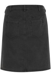 Sort denim nederdel i plus size, med synlige baglommer og et enkelt snit, egnet til casual og hverdagstøj.