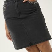 Plussize denim nederdel fra Kaffe Curve med detalje af nitter ved lommen, ideel til et casual og stilfuldt udseende.