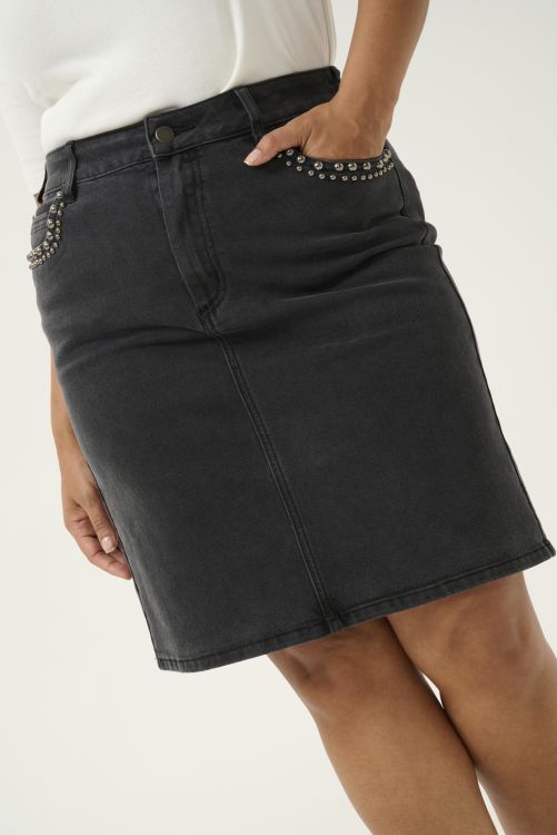 Plussize denim nederdel fra Kaffe Curve med detalje af nitter ved lommen, ideel til et casual og stilfuldt udseende.