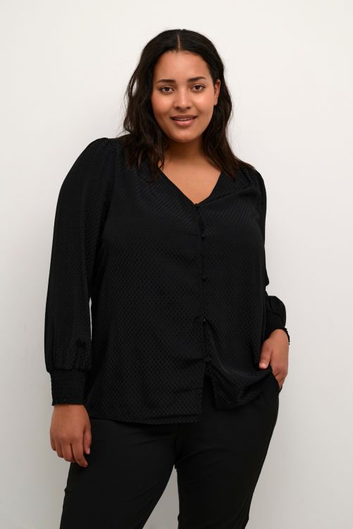 Smuk og enkel KCtina Bluse fra Kaffe Curve