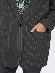 Nålestribet plussize blazer.
