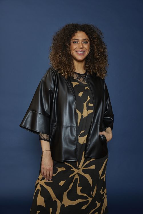 Zhenzi: Moderne mix af mønster og læderlook.