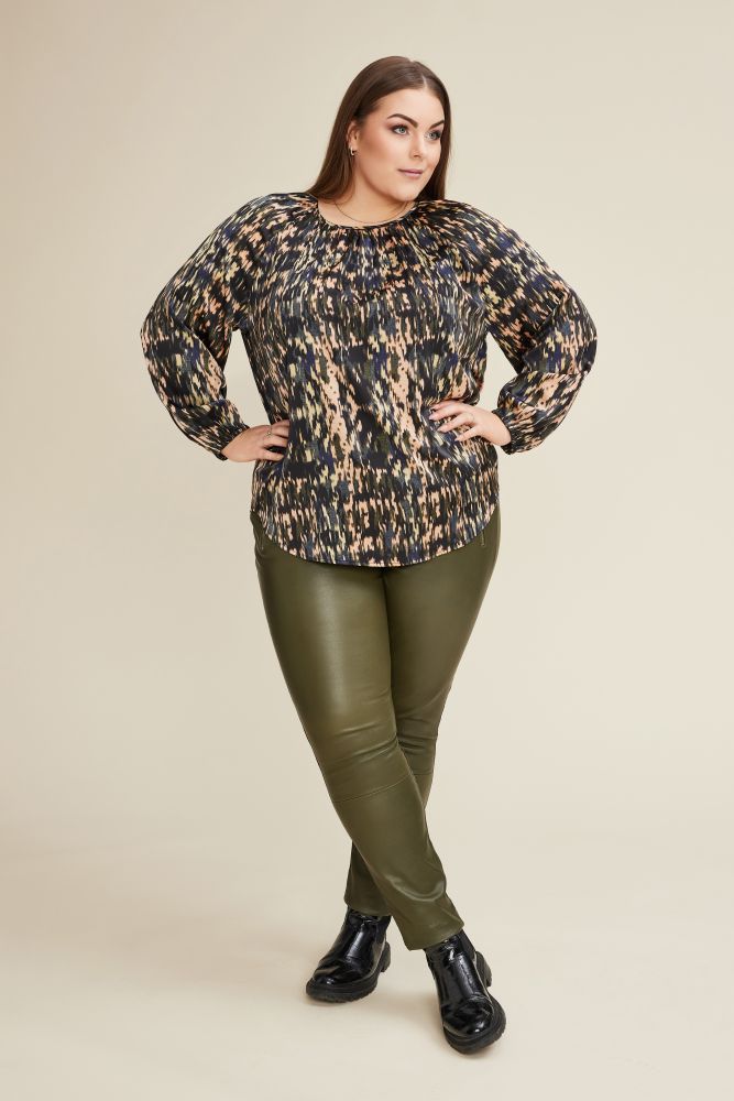 Elegant bluse fra No. 1 By Ox med et unikt print.