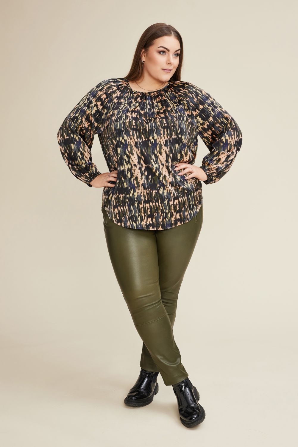 Elegant bluse fra No. 1 By Ox med et unikt print.