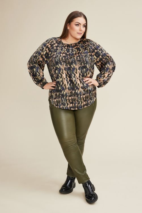 Elegant bluse fra No. 1 By Ox med et unikt print.