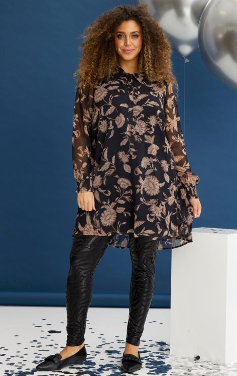 Lang blomstret tunika og sorte leggings
