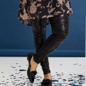 Sort kjole med blomster, leggings & sko