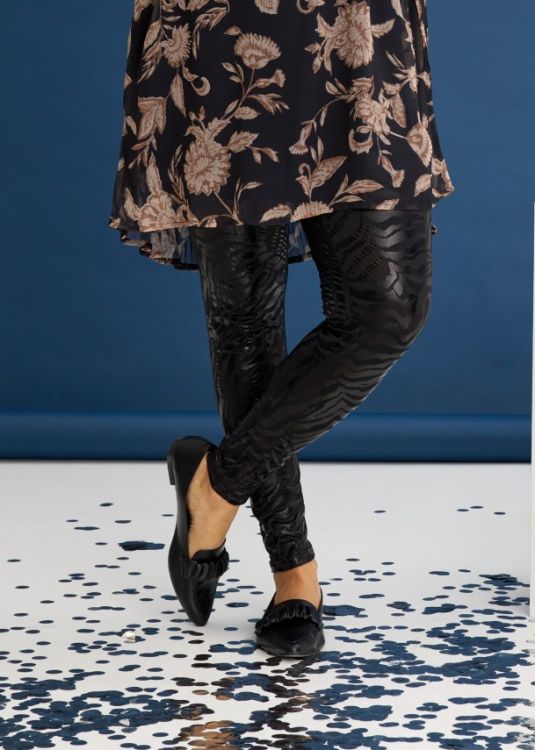Sort kjole med blomster, leggings & sko