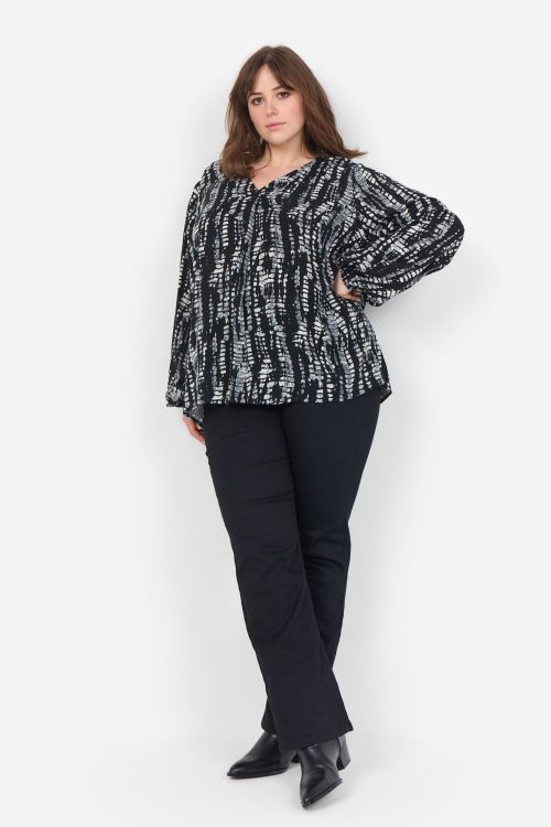 Mønstret tunika og sorte bukser - plussize outfit