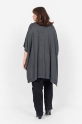 Grå poncho i let materiale, perfekt til lag-på-lag.