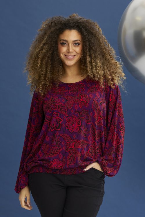 Smuk viskosebluse med flotte detaljer og et elegant print