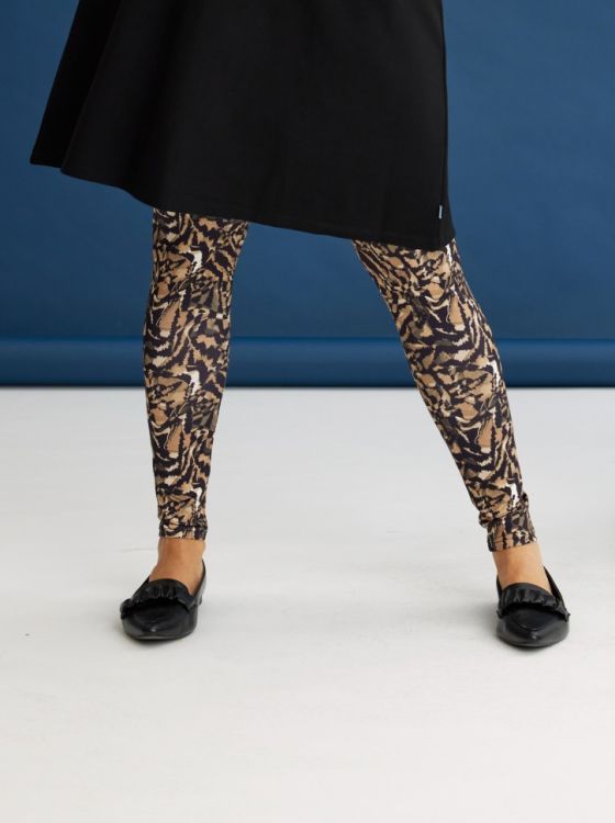 Tigerprint leggings, moderne plusstørrelse modekoncept.