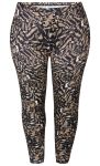 Moderne plussize bukser med trendy dyreprint i brune og sorte nuancer, fremstillet i strækbar kvalitet for optimal pasform og komfort.