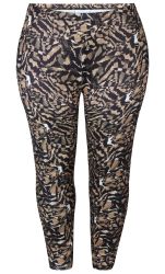 Moderne plussize bukser med trendy dyreprint i brune og sorte nuancer, fremstillet i strækbar kvalitet for optimal pasform og komfort.