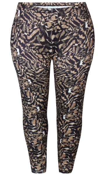 Moderne plussize bukser med trendy dyreprint i brune og sorte nuancer, fremstillet i strækbar kvalitet for optimal pasform og komfort.