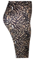 Plussize bukser med dyreprint mønster i brunt og sort, velegnet til modebevidste looks.