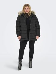 Sort vinterjakke med pelskrave, kombineret med sorte jeans og støvler, velegnet til koldt vejr og moderigtig vinterstil.