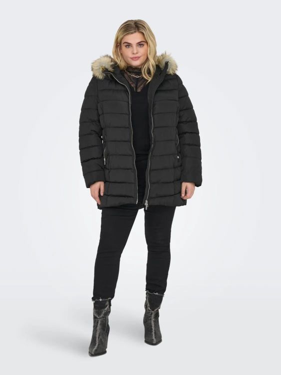 Sort vinterjakke med pelskrave, kombineret med sorte jeans og støvler, velegnet til koldt vejr og moderigtig vinterstil.
