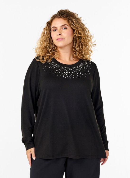Sort plussize bluse med detaljeret perleudsmykning omkring udskæringen og lange ærmer, præsenteret på neutral baggrund.