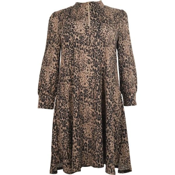 En plussize leopardprintet kjole med lange ærmer og enkel krave - ideel til både hverdag og fest.
