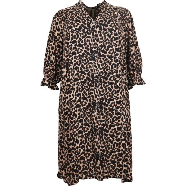 Lang leopardmønstret kjole i plussize med knapper og 3/4 ærmer, ideel til både hverdag og aftenbrug.